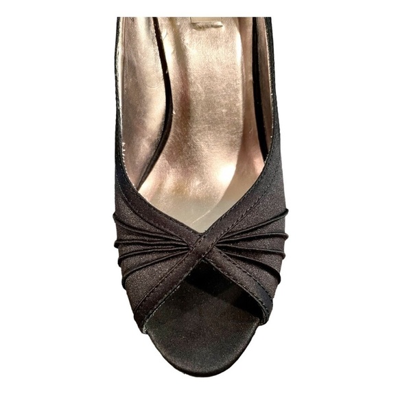 STEVE MADDEN, WOMENS BLACK 3 1/2” HEEL, OPEN TOE PUMP. SIZE 9M - Picture 3 of 7